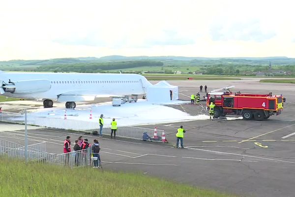 Plan ORSEC NOVI à l'aéroport d'Epinal-Mirecourt. L'exercice a mobilisé 250 personnes et 35 véhicules de secours