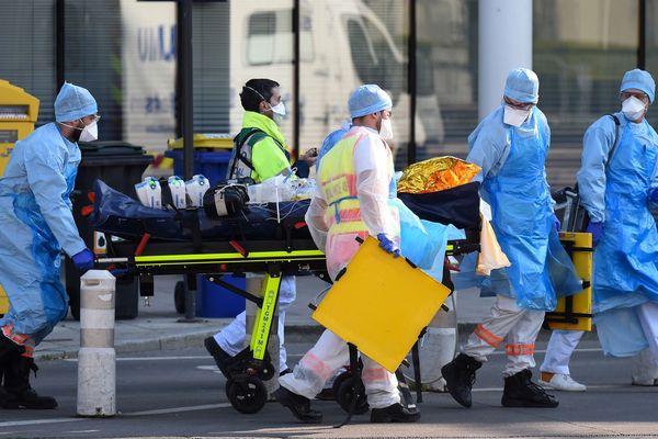 L'arrivée d'un patient médicalisé à Angers lors d'un arrêt du TGV sanitaire en provenance de Strasbourg