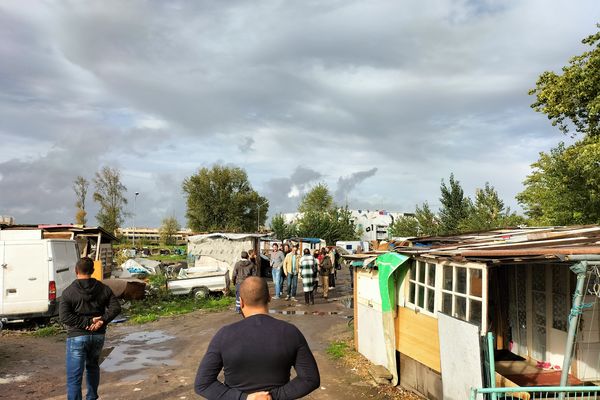 Les associations se mobilisent pour les 40 personnes qui vivent dans le bidonville situé au 31 quai de Brazza à Bordeaux