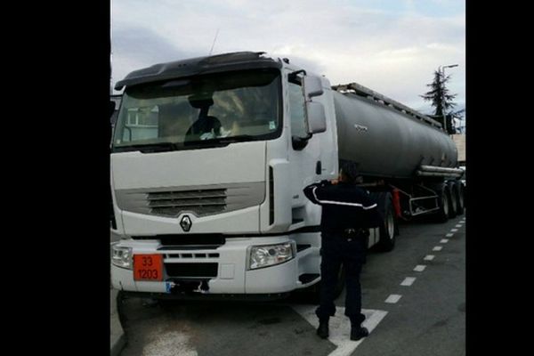  Contrôlé au volant de son camion citerne, il circulaitsur l'A8 à Nice  à la vitesse de 114 km/h au lieu des 50 réglementaires