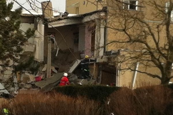 D'importants moyens techniques ont été dépêchés sur place pour fouiller les décombres de l'immeuble.