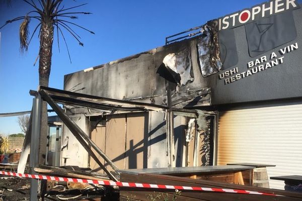 Les flammes ont consumé les terrasses, la devanture et une partie de la salle intérieure.