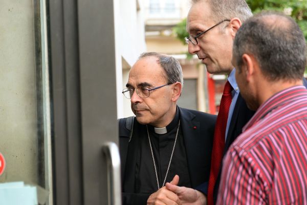 Mercredi 8 juin, peu avant 8h, MGR Barbarin est entré dans le commissariat du 3e arrondissement pour être entendu par des enquêteurs. Il est arrivé avec l'un de ses avocats, Me Luciani.  