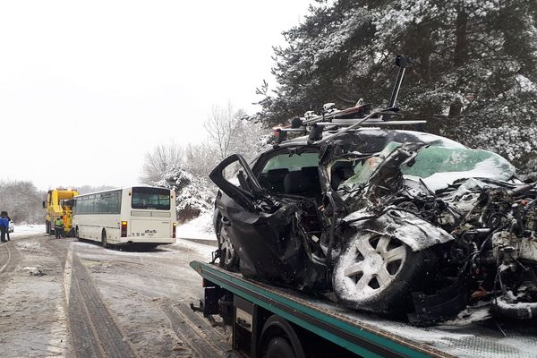 Une personne est décédée dans la collision entre un bus et une voiture sur la D2089 près d'Aydat dans le Puy-de-Dôme. 