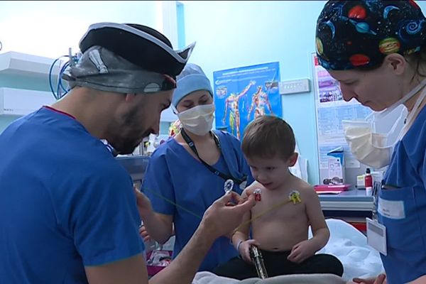 Hypnose conversationnelle : pour réduire le stress de l'enfant avant l'opération (Hôpital Femme Mère Enfant de Bron)