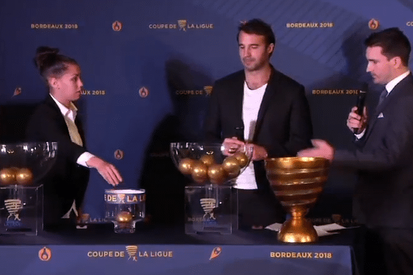 Le tirage au sort des huitièmes de finale a été effectué à la mairie de Bordeaux par Marc Planus et Sarah Cambot, respectivement ex-défenseur bordelais (deux fois vainqueur de la coupe de la ligue en 2007  et 2009) et joueuse des Girondines.