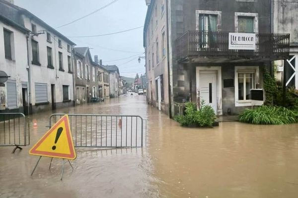 Mardi 8 octobre, le centre-ville de Fontenoy-le-Château (Vosges) est inondé en raison de la pluie incessante.