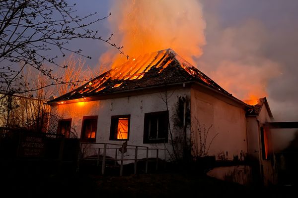 L'incendie a détruit un bâtiment désaffecté d'environ 100 m² à proximité du pôle d'activité Quai 140 à Colmar.