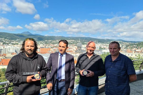 Luc Blin et Thierry Roehr ont reçu la médaille du Département du Puy-de-Dôme jeudi 29 juillet.