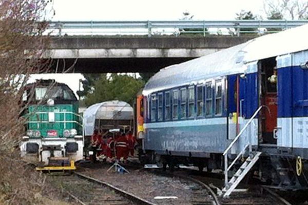 Un train de frèt transportant des céréales a déraillé lundi soir au niveau du pont de la N10 à Vendôme. La ligne TER entre Vendôme et Châteaudun est interrompue jusqu'à vendredi, le temps du relevage des wagons et des vérifications d'usage. 