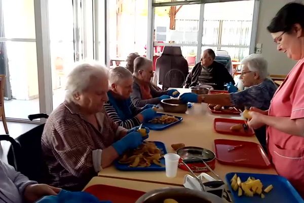 Préparation des repas avec les résidents de la maison de retraite Bergeron-Grenier de Mansle (16)