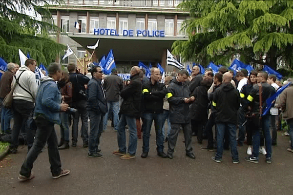 Rassemblement de policiers devant le commissariat central de Rennes