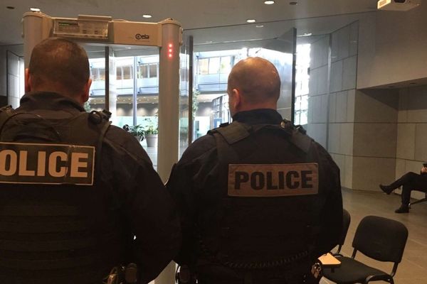 Des policiers dans le palais de justice de Grenoble.