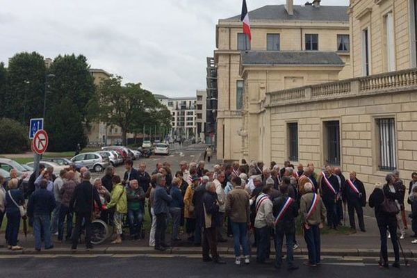 Ils étaient une cinquantaine à être venus exprimer leur soutien à François Aubey ce lundi devant la préfecture du Calvados.