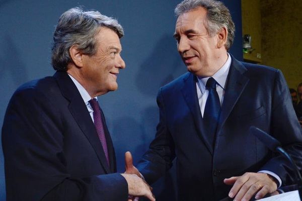 Jean-Louis Borloo (à gauche) et François Bayrou le 5 novembre 2013 à la Maison de la chimie à Paris