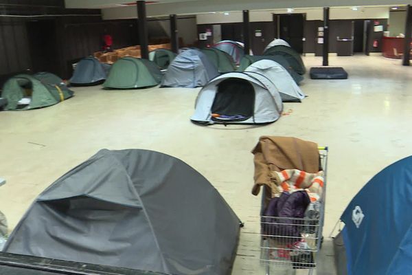 A l'été, des personnes sans domicile avaient été hébergées à la Maison du Peuple de Clermont-Ferrand.