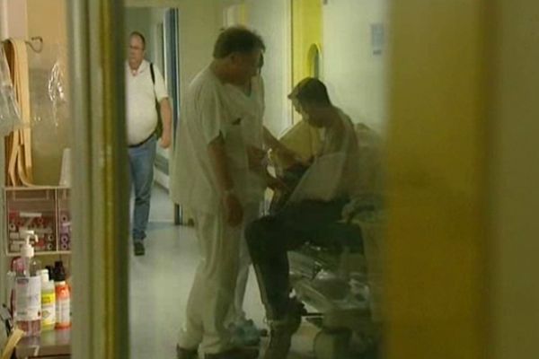 Le docteur Sylvain Gauffre avec un patient à l'hôpital d'Orléans.