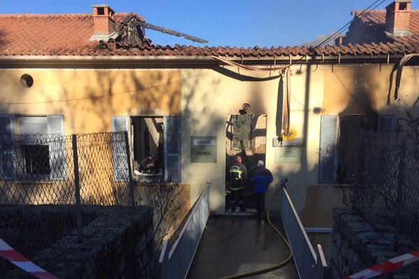 La toiture de la mairie de Tavera (Corse-du-sud) s'est effondrée dans l'incendie survenu dans la nuit du 4 au 5 février
