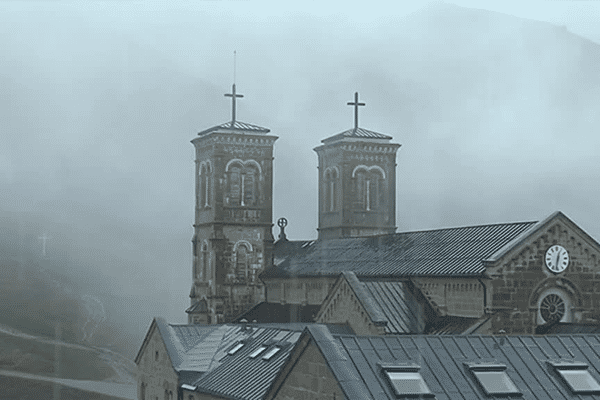 A la Salette comme ailleurs, c'est bien connu : la pluie n'arrête pas le pélerin! 