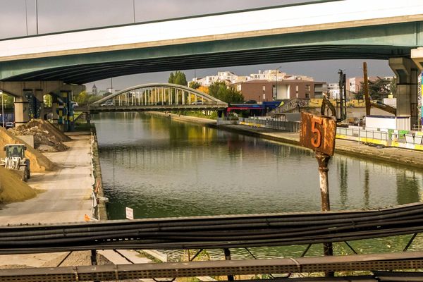 Le canal Saint-Denis, ici au niveau de la commune d'Aubervilliers (Seine-Saint-Denis).