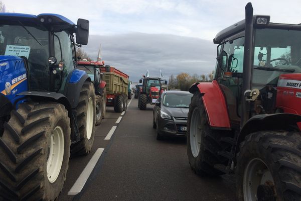 Les agriculteurs bloquent les principaux axes qui desservent Lyon - Archives