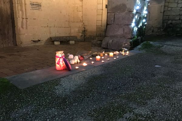 Des bougies et des fleurs déposés par les habitants de Fontevraud pour rendre hommage a la jeune militaitre, tuée près de Saumur par son compagnon.