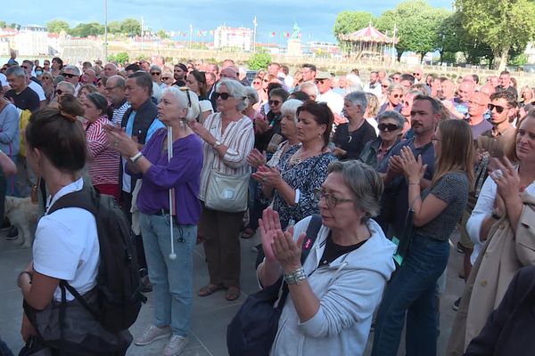 De nombreux Bayonnais se sont rassemblés devant la mairie de la ville ce 4 août vers 18 heures, en hommage au riverain tué pendant les fêtes.