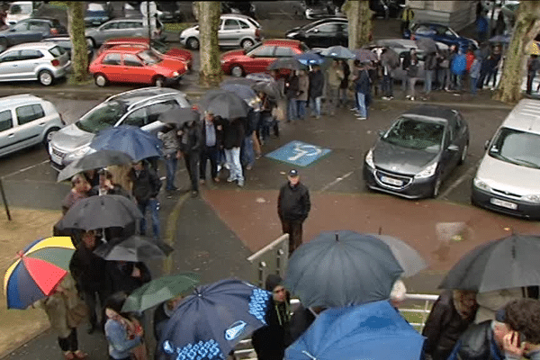 File d'attente impressionnante devant la Brasserie de l'Aviron