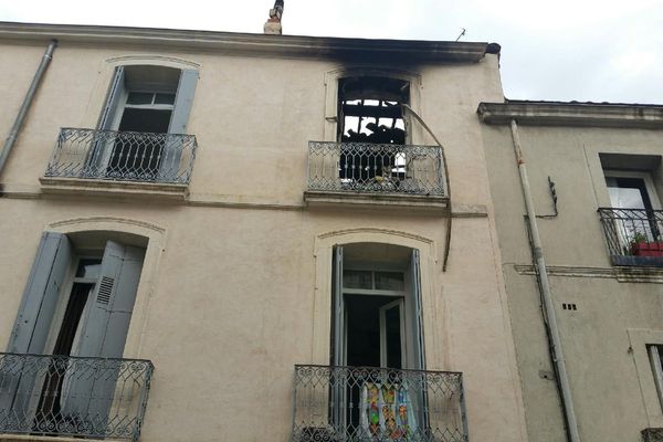 Le dernier étage de cet immeuble montpellierain du quartier Figuerolles a été totalement détruit par les flammes.