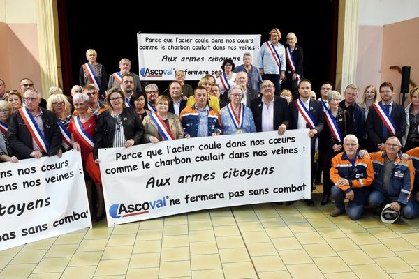 Environ 300 personnes, dont des élus du Valenciennois, des syndicalistes et des employés, se sont réunies ce lundi à Saint-Saulve (Nord) pour la sauvegarde du site Ascoval.