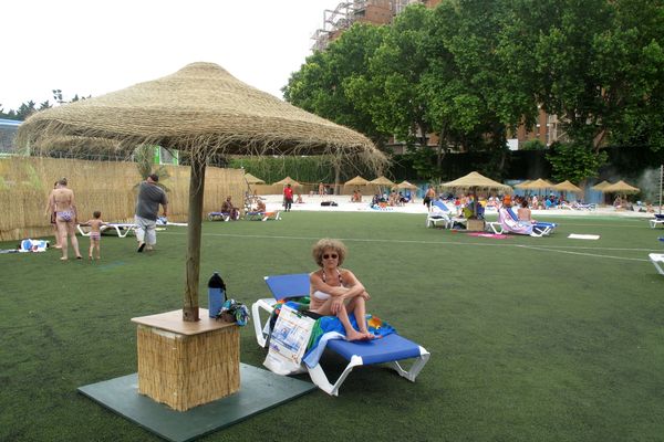 La plage de Clichy installée sur la pelouse de la mairie de Clichy-sous-Bois (93)