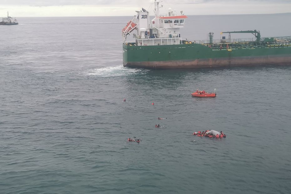 39 migrants rescued after their boat sank in the Strait of Pas-de-Calais, including 6 by helicopter