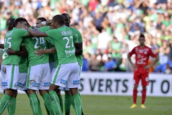 Les Verts célèbrent leur victoire à domicile 3 à 1 contre Montpellier, au stade Geoffroy-Guichard de Saint-Etienne, dimanche en L1. 