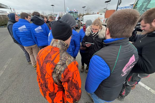 À Bailleul (Nord), les Jeunes agriculteurs, qui manifestent devant un supermarché, suivent le discours du Premier ministre, Gabriel Attal, sur leur téléphone.