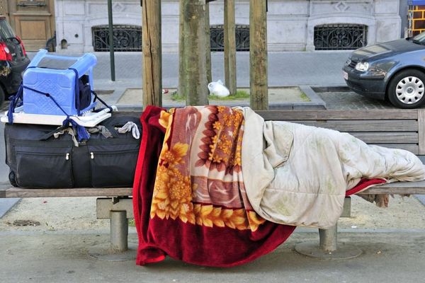 Un sans-abri dormant dehors en Belgique.