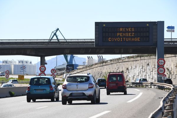 Un message sur l'autoroute A55 de Marseille en avril 2018 lors d'un mouvement de grève lancé par des syndicats à la SNCF.