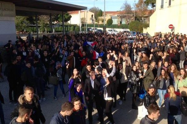 Les lycéens devant le lycée Lacroix de Narbonne