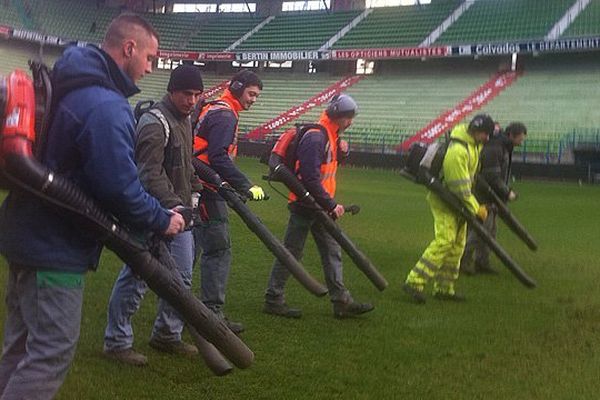 Les jardiniers de la Ville de Caen à pied d'oeuvre ce vendredi matin au stade d'Ornano