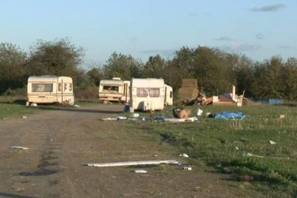 Courmelles (02) : les habitants labourent un terrain réservé aux gens du voyage