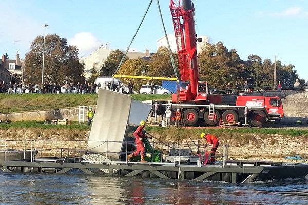 L'hydrolienne "Hydroquest", installée dans la Loire à Orléans pour une phase de test