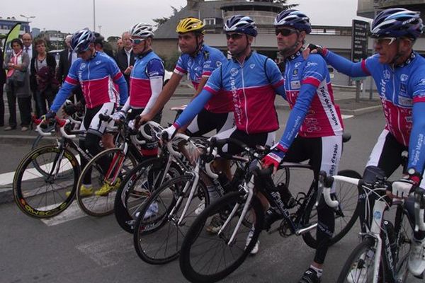 Pascale Nau et Camille Fouillen bénéficient du soutien d'autres membres de la Team contre le cancer, ce lundi à Saint-Malo