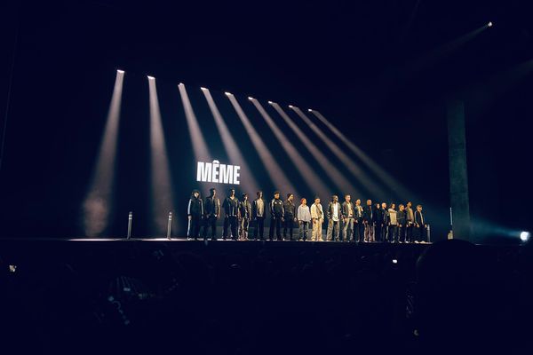 Les artistes de la comédie musicale "la haine" face au public debout à la fin des deux heures de spectacle, au dôme de Marseille, vendredi 8 novembre 2024.