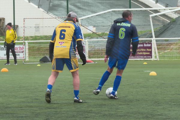 Dans cette pratique du football en marchant, le joueur doit avoir un talon au sol en tout temps.