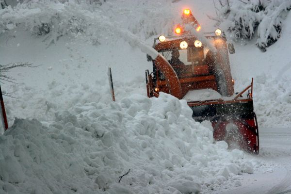 Les services de déneigement de la Drôme ont été appelés pour permettre à un autocar de sortir d'une route fortement enneigée dans la nuit du 23 au 24 décembre dans la zone de Léoncel.