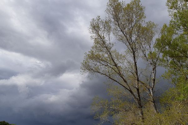 Nuages annonciateurs d'orage - Illustration