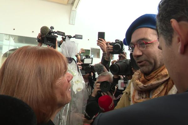 Ce mercredi 23 octobre, l'ancien professeur de théâtre de Gisèle Pelicot, Christophe Brunel est venu lui exprimer son soutien en lui apportant un bouquet de fleurs, après quelques embrassades.