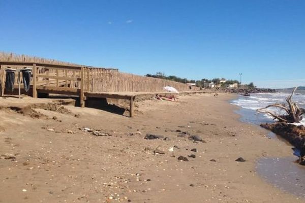 Les tempêtes ont fait reculer les plages à Vias, malgré le chantier de protection. Septembre 2015.