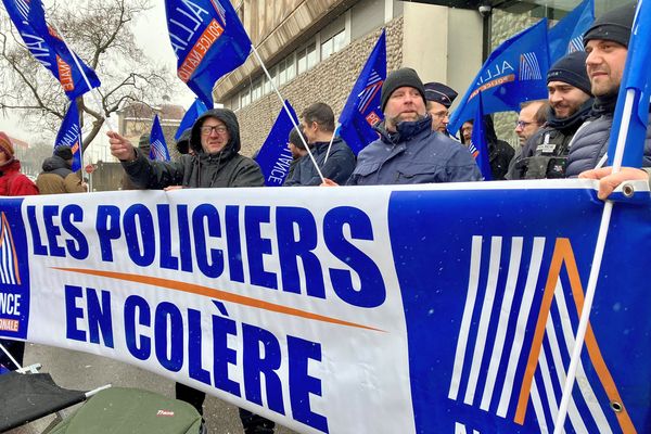 Des policiers ont manifesté jeudi 18 janvier devant l'Hôtel-de-Police de Nancy.