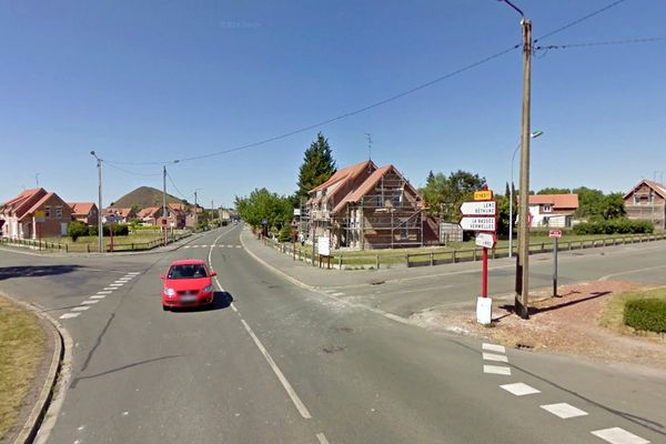 L'accident s'est produit  lundi soir vers minuit à l'angle de la rue Alexandre Dumas et et de la rue de Neuville Saint-Vaast à Mazingarbe.