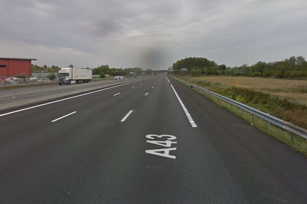 Une voiture est venue percuter la glissière de sécurité sur l'A43 à hauteur de Bourgoin-Jallieu (Isère).